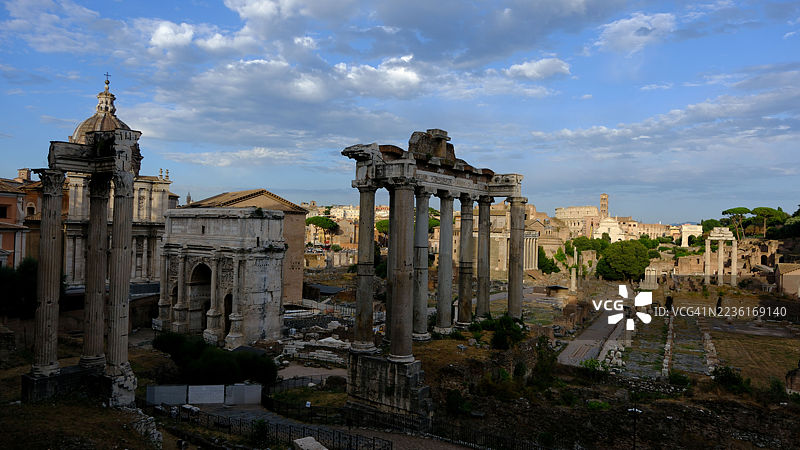 意大利罗马历史古城，阴天下的古罗马遗迹高角度视图图片素材
