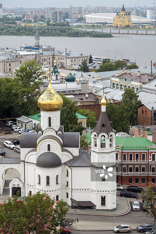 俯瞰俄罗斯下诺夫哥罗德繁华城市，背景中有体育场，历史建筑和河流图片素材