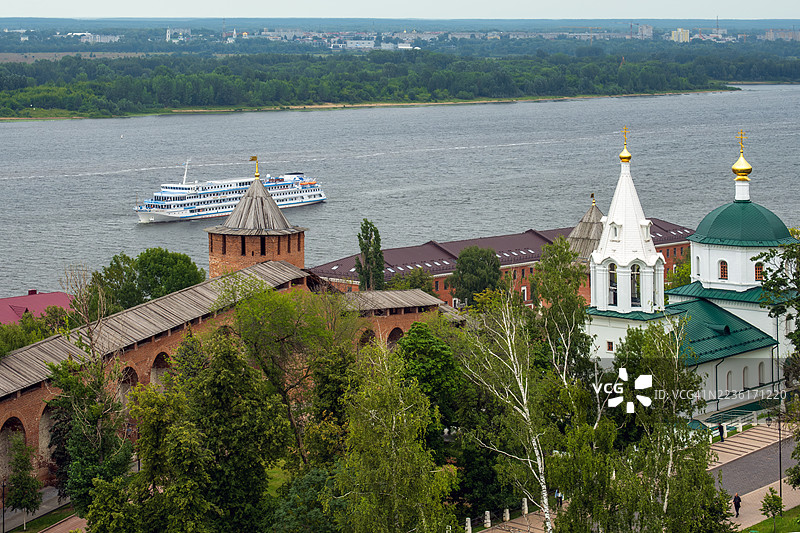 阴天下的历史建筑、河流和游轮的高角度视图图片素材