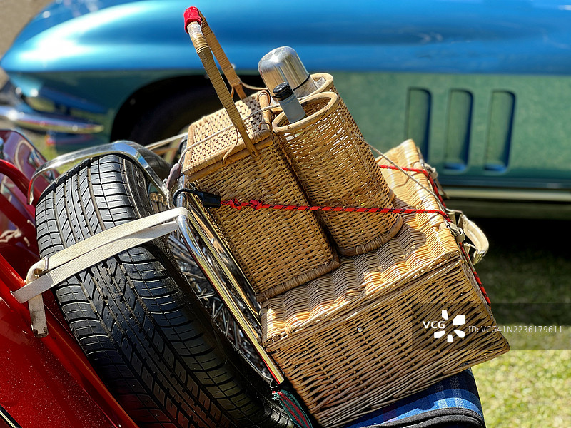复古汽车上的野餐套件图片素材