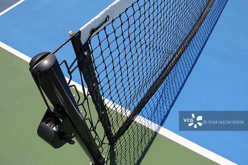 户外腌黄瓜球网和支柱的特写视图图片素材