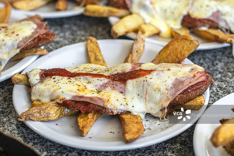 拿波里米兰炸肉排配薯条。传统阿根廷美食。图片素材