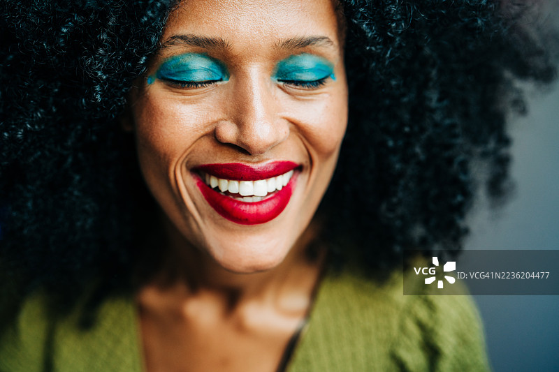 化妆浓艳的女性特写。图片素材
