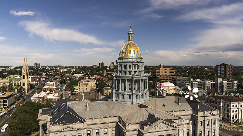 丹佛国会大厦的金色圆顶鸟瞰图，背景中可见大教堂圣母大教堂的尖塔，位于国会山社区。图片素材