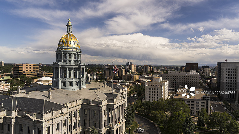 科罗拉多州议会大厦金色圆顶俯瞰丹佛市中心。政府区和城市天际线的鸟瞰图。图片素材
