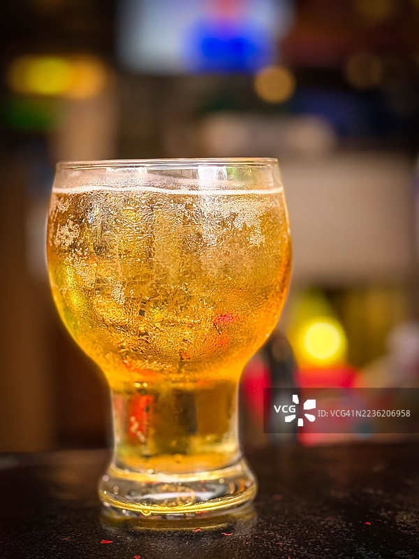 深色木质背景上的啤酒马克杯图片素材