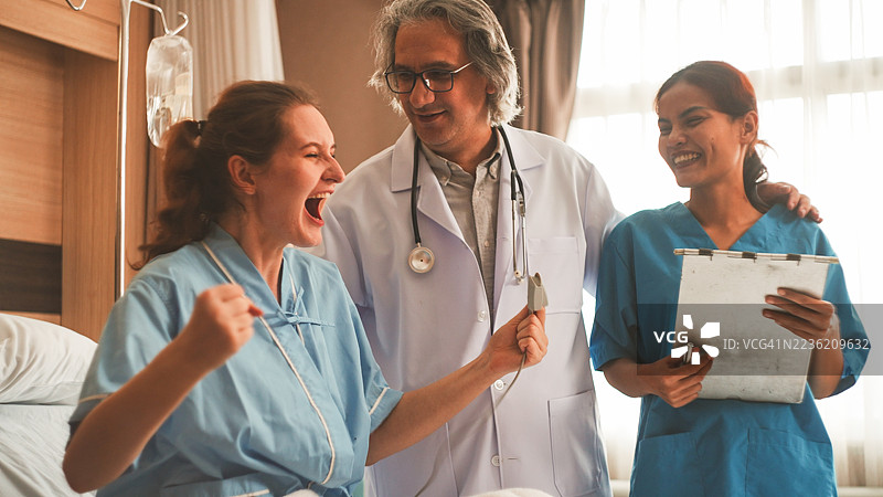 很高兴能出院。图片素材