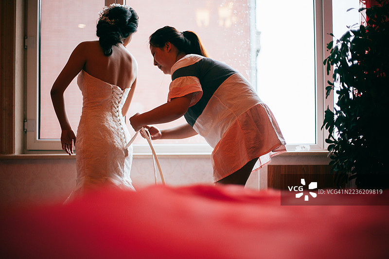 亚洲新娘和新郎图片素材