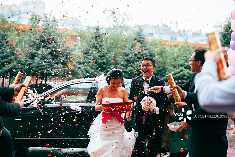 亚洲新娘和新郎图片素材