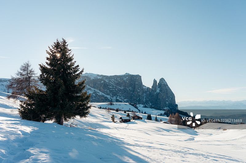 多洛米蒂山脉的冬季风景，雪覆盖的山脉和小木屋。图片素材