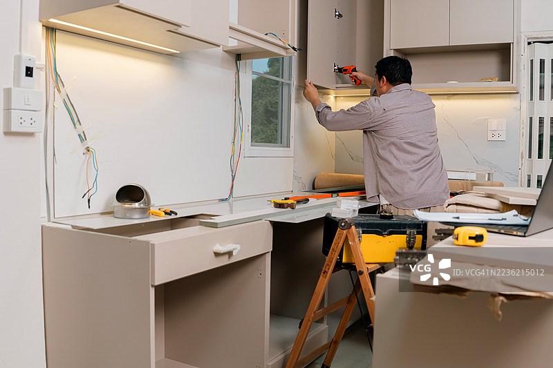 家中厨房的翻新和新建。修理和维护。图片素材