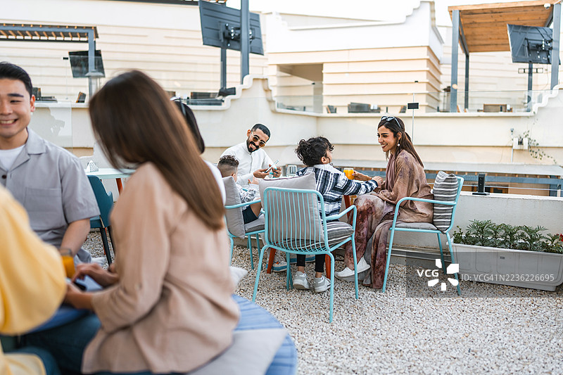 阿巴哈的阿拉伯家庭在咖啡馆享受时光图片素材