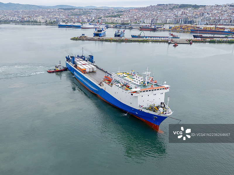 滚装船驶入港口图片素材