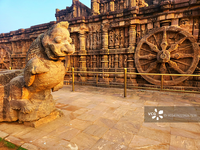 柯纳克太阳神庙著名的狮子头和战车轮图片素材