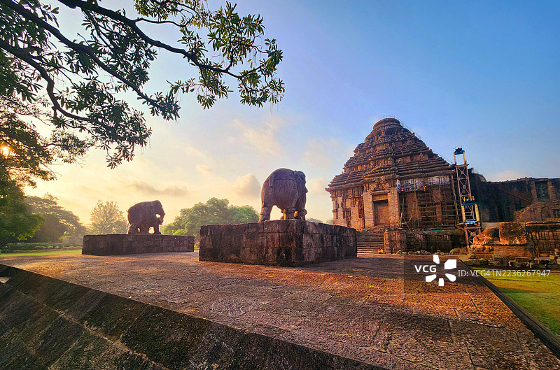 印度奥里萨邦科纳克太阳神庙中的大象雕塑图片素材