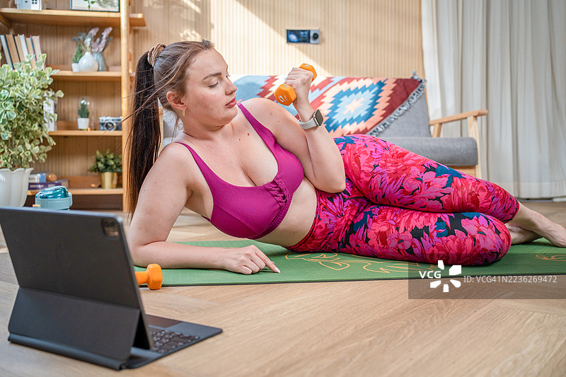 肥胖的女人对自己的肚子感到沮丧。超重女子摸着肥胖的肚子，想要减肥。肥胖女子担心体重、饮食和生活方式。图片素材