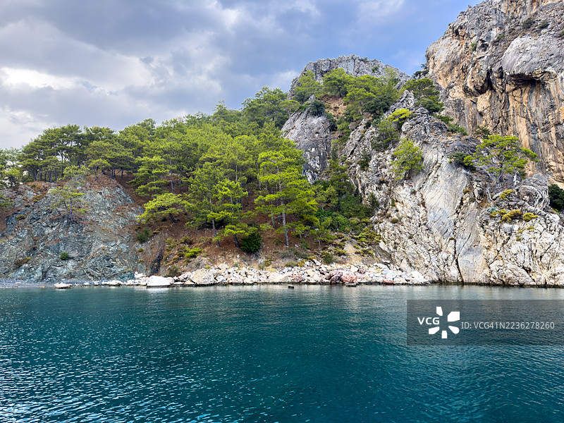土耳其热门度假胜地奥林波斯古城的自然与海滨休闲景象，背景为多彩的夏日风光图片素材