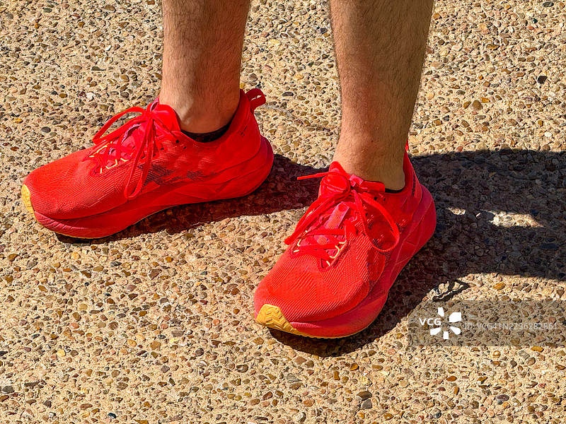 俯视穿着红色运动鞋的男人的腿部图片素材