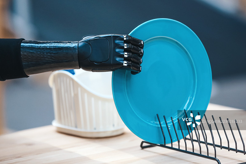 裁剪的仿生手臂训练移动活动，配有盘子和餐具图片素材