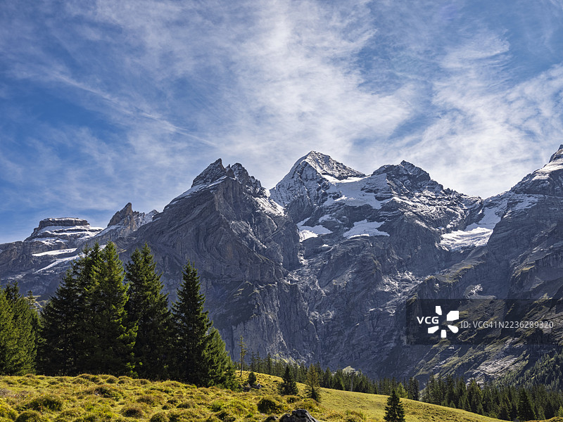 瑞士阿尔卑斯山的高山风景，海拔超过3000米的雪山峰。图片素材