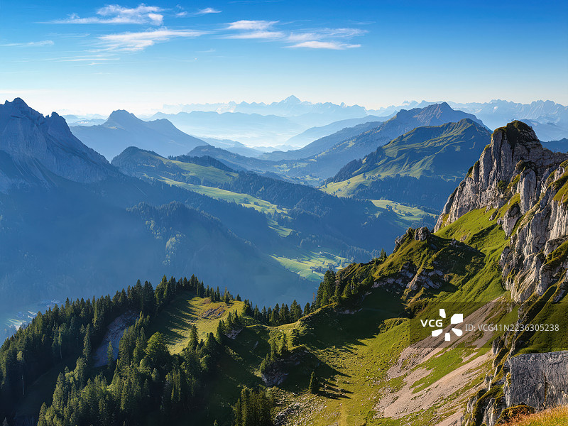 瑞士阿罗萨的壮丽风景，青翠的山谷和巍峨的山峰在晴朗的蓝天下，唤起宁静与宏伟的感觉。图片素材