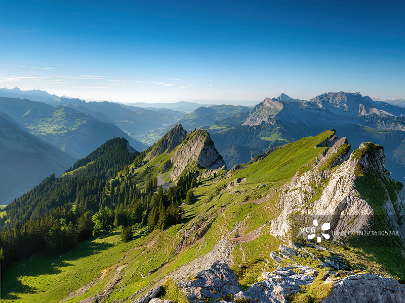 雄伟的山脉，翠绿的山坡在晴朗的蓝天下展现出令人叹为观止的自然风光，阿罗萨，瑞士图片素材