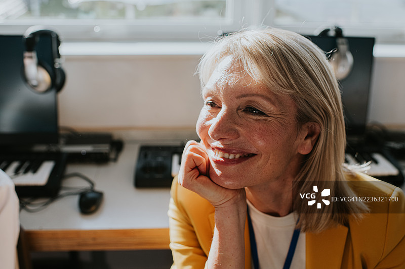 微笑着用手托着下巴的女教师肖像图片素材