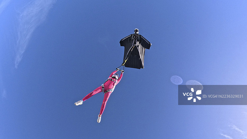 空中飞人从飞机上跳下，翱翔在山脉风景之上图片素材