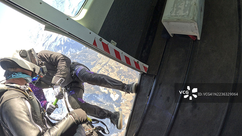 空中飞人从飞机上跳下，飞越山脉风景图片素材