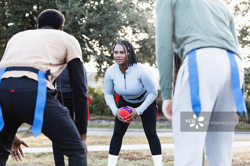 一群成年人在公园里玩旗帜足球图片素材