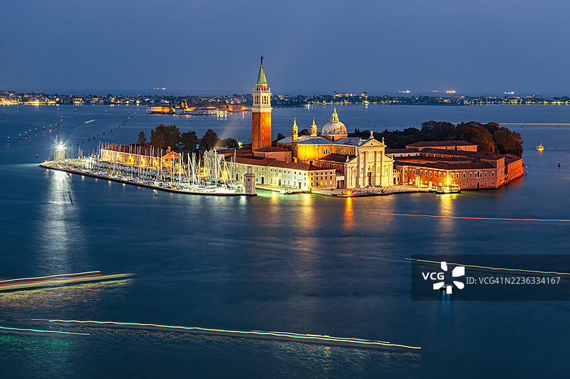 意大利威尼斯圣乔治马焦雷岛的夜间鸟瞰图图片素材