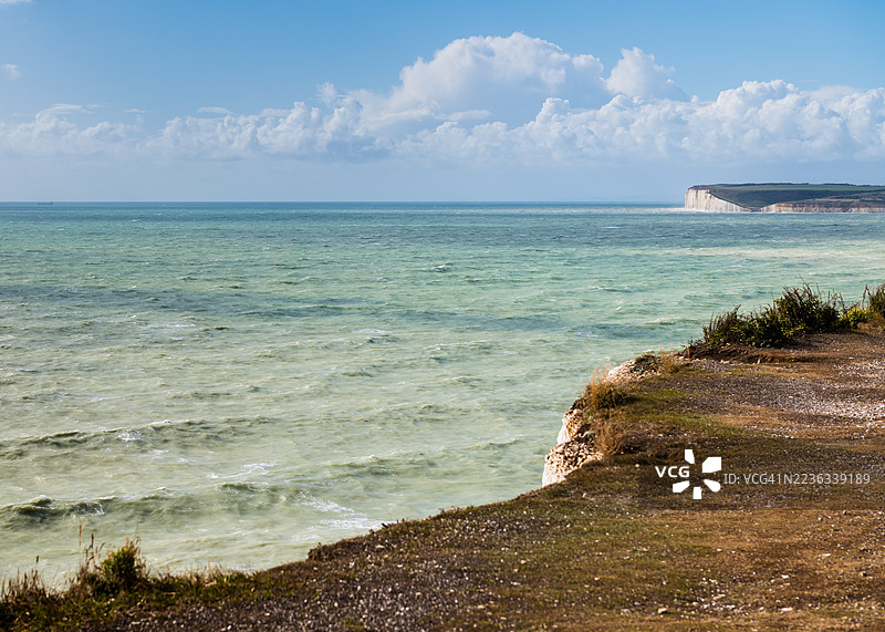 从比奇头海滩俯瞰英吉利海峡和西福德头的悬崖顶景观图片素材