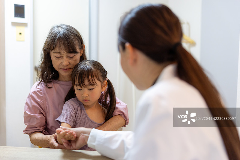女医生在诊所为女孩和她的祖母进行检查图片素材
