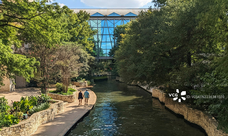 在圣安东尼奥河滨步道漫步图片素材