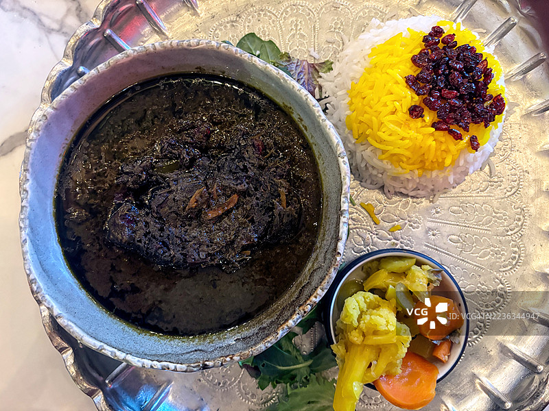 素食炖香草、红腰豆、哈罗米奶酪和香料，配藏红花饭和腌制蔬菜图片素材