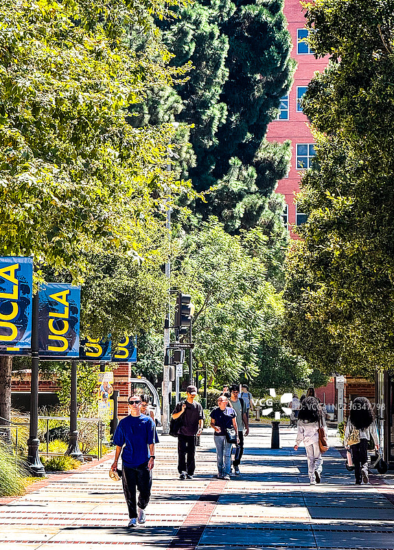 洛杉矶加州大学校园内的学生们在走动图片素材