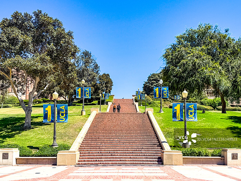 两名女性在洛杉矶加州大学校园的台阶上走下。图片素材