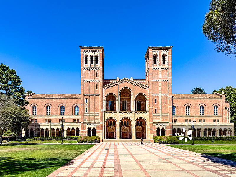 学生们在洛杉矶加州大学洛杉矶分校的罗伊斯大厅附近散步图片素材