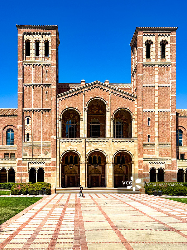 学生们在洛杉矶加州大学洛杉矶分校的罗伊斯大厅附近散步图片素材