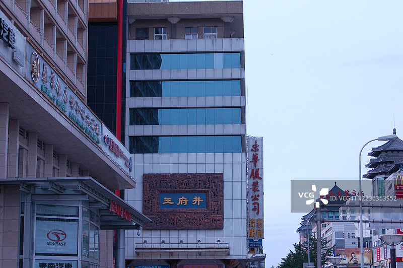 王府井街的繁忙景象图片素材
