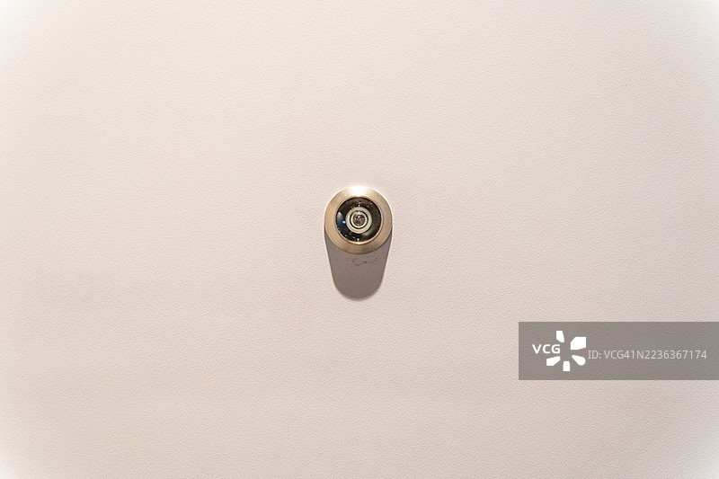 墙上的银色发光小物件图片素材