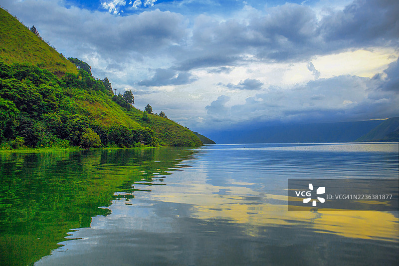 美丽的托巴湖，位于北苏门答腊的唐京村，清晨时分。图片素材
