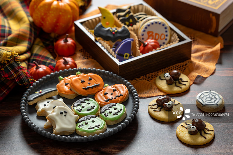 万圣节自制饼干放在乡村风格的木桌上图片素材