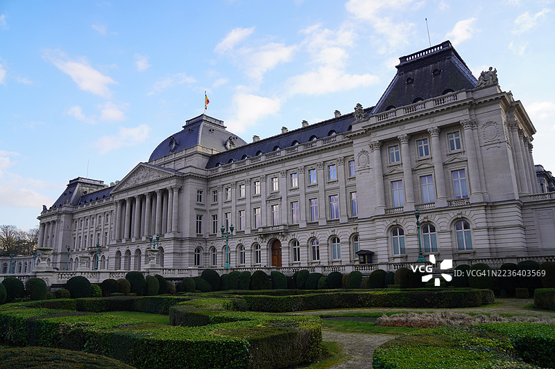 比利时布鲁塞尔，傍晚时分的雄伟皇家宫殿图片素材