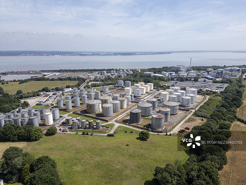 英格兰威勒尔的伊斯特汉石油终端工业储罐图片素材