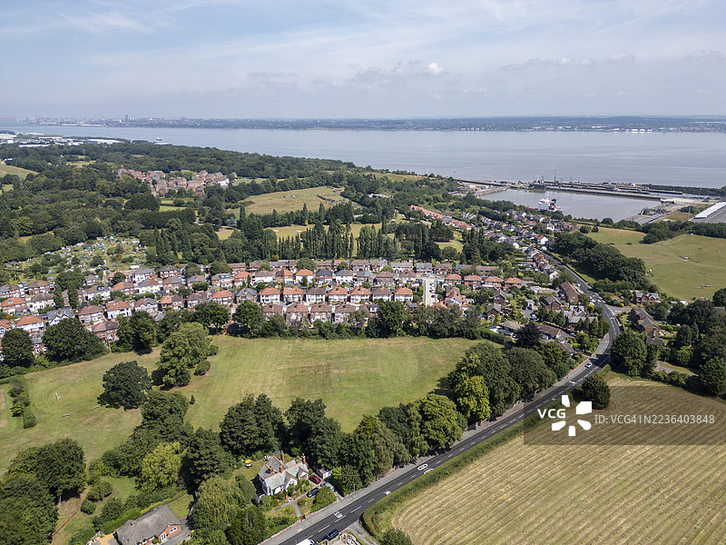 英格兰梅西萨德的默西河附近的伊斯瑟姆村和水闸图片素材