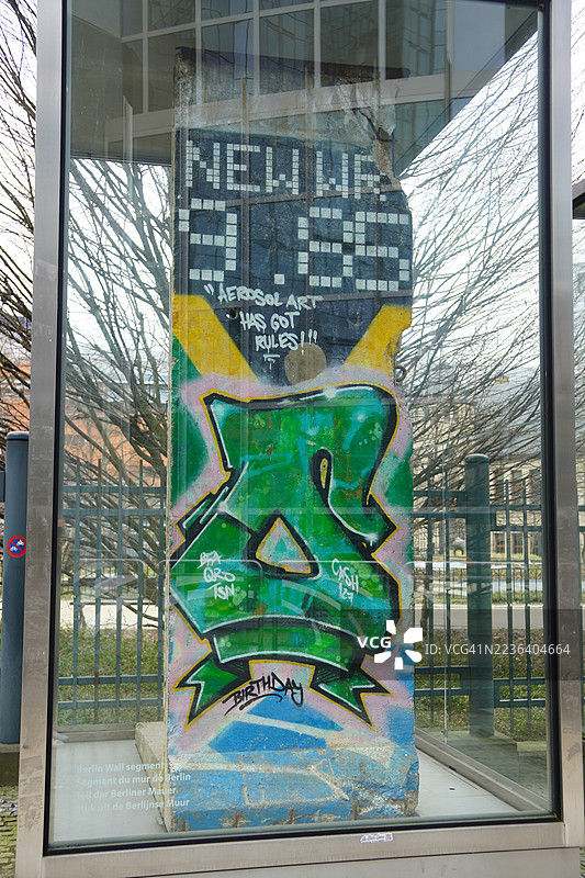 布鲁塞尔欧洲议会所在地利奥波德空间的柏林墙历史遗迹图片素材