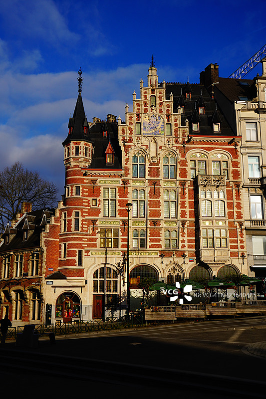 傍晚阳光下的英国药房大楼，比利时布鲁塞尔图片素材