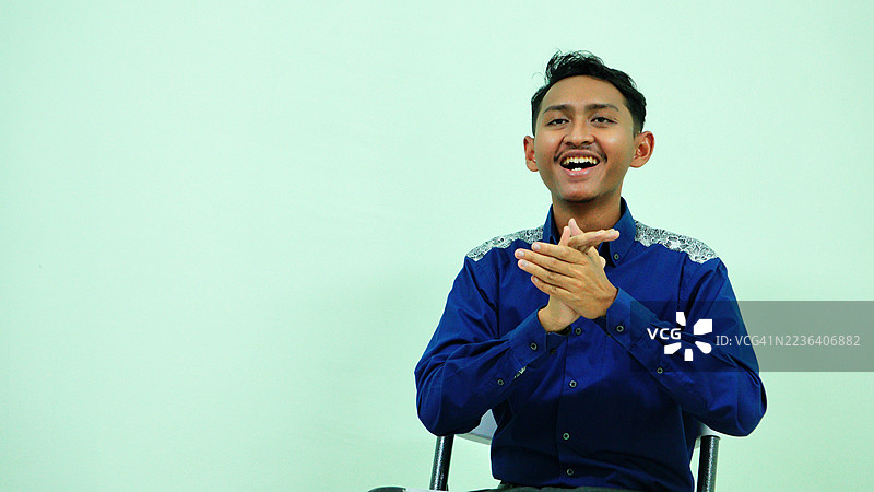 穿着正装衬衫的男人微笑着鼓掌图片素材