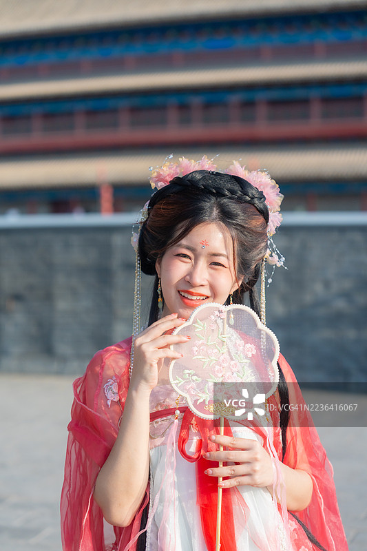 身着中国传统服饰的游客游览西安图片素材